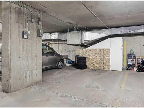 202-1020 14 Avenue Sw, Calgary, AB - Indoor Photo Showing Garage