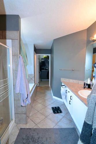 321 Crystal Shores View, Okotoks, AB - Indoor Photo Showing Bathroom