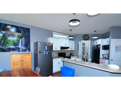 321 Crystal Shores View, Okotoks, AB - Indoor Photo Showing Kitchen