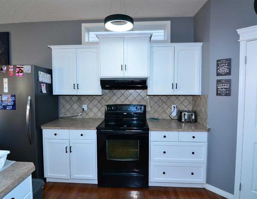 321 Crystal Shores View, Okotoks, AB - Indoor Photo Showing Kitchen