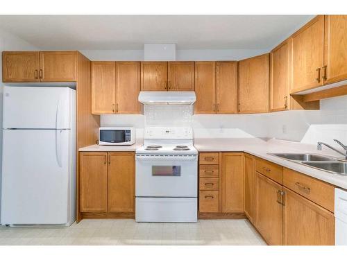 3309-3000 Sienna Park Green Sw, Calgary, AB - Indoor Photo Showing Kitchen With Double Sink