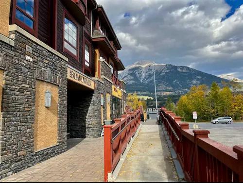 202-743 Railway Avenue, Canmore, AB - Outdoor