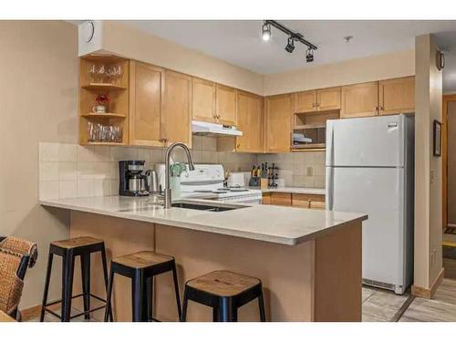 202-743 Railway Avenue, Canmore, AB - Indoor Photo Showing Kitchen