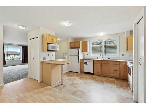 5A Radcliffe Crescent Se, Calgary, AB - Indoor Photo Showing Kitchen