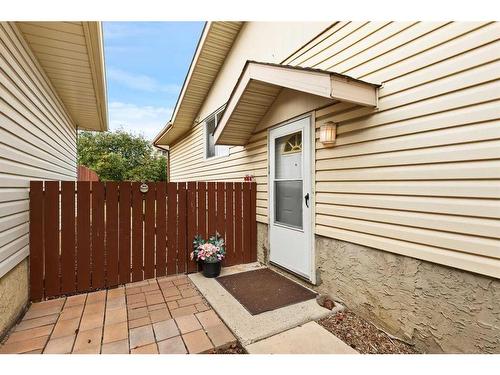 5A Radcliffe Crescent Se, Calgary, AB - Outdoor With Exterior