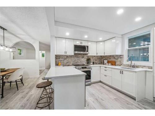 608 1 Avenue Nw, Calgary, AB - Indoor Photo Showing Kitchen With Upgraded Kitchen