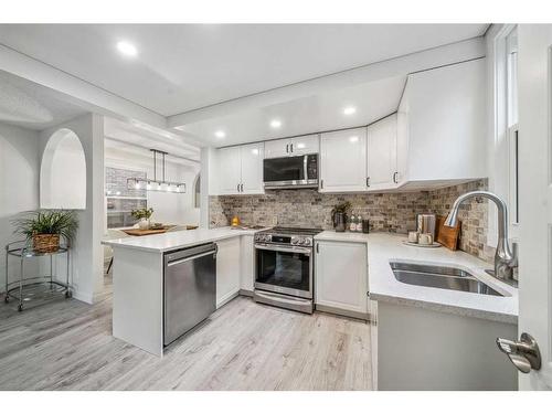 608 1 Avenue Nw, Calgary, AB - Indoor Photo Showing Kitchen With Upgraded Kitchen