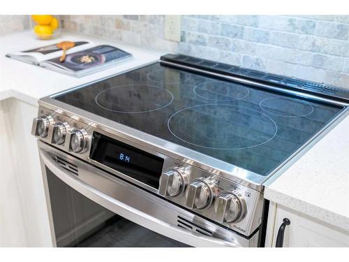 608 1 Avenue Nw, Calgary, AB - Indoor Photo Showing Kitchen