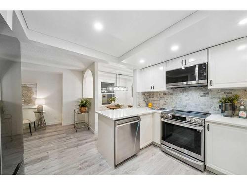 608 1 Avenue Nw, Calgary, AB - Indoor Photo Showing Kitchen With Upgraded Kitchen