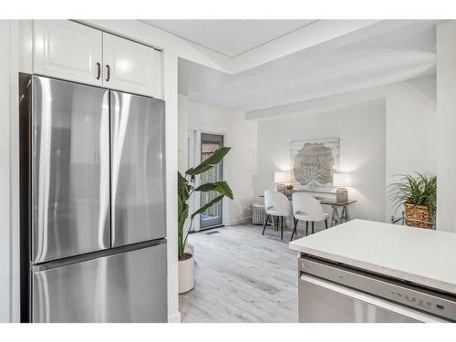 608 1 Avenue Nw, Calgary, AB - Indoor Photo Showing Kitchen