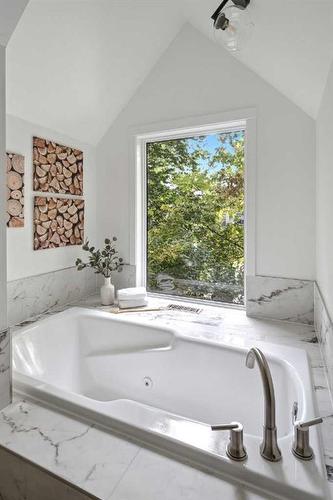 608 1 Avenue Nw, Calgary, AB - Indoor Photo Showing Bathroom