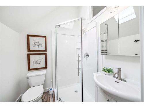 608 1 Avenue Nw, Calgary, AB - Indoor Photo Showing Bathroom