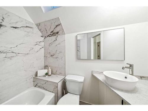 608 1 Avenue Nw, Calgary, AB - Indoor Photo Showing Bathroom