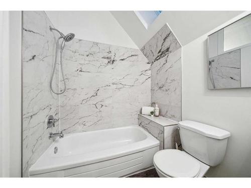 608 1 Avenue Nw, Calgary, AB - Indoor Photo Showing Bathroom