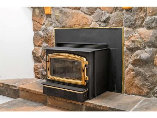 608 1 Avenue Nw, Calgary, AB - Indoor With Fireplace