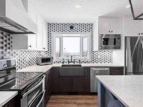 31 Cherry Valley Court, Rural Rocky View County, AB - Indoor Photo Showing Kitchen With Stainless Steel Kitchen With Upgraded Kitchen