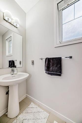 86 Nolan Hill Heights Nw, Calgary, AB - Indoor Photo Showing Bathroom