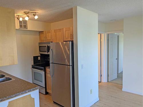 302-4311 73 Street Nw, Calgary, AB - Indoor Photo Showing Kitchen With Stainless Steel Kitchen