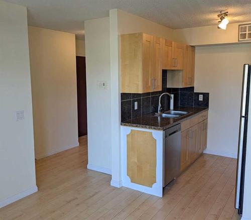 302-4311 73 Street Nw, Calgary, AB - Indoor Photo Showing Kitchen With Double Sink