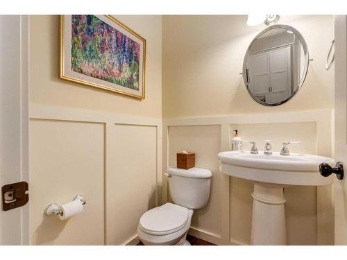 2014 42 Avenue Sw, Calgary, AB - Indoor Photo Showing Bathroom