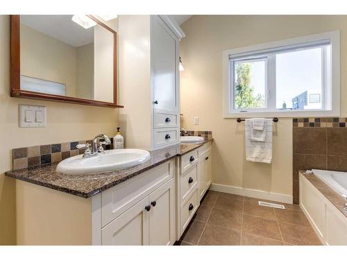 2014 42 Avenue Sw, Calgary, AB - Indoor Photo Showing Bathroom