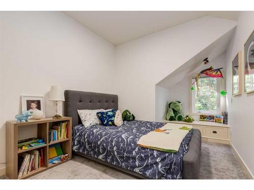 2014 42 Avenue Sw, Calgary, AB - Indoor Photo Showing Bedroom