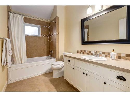 2014 42 Avenue Sw, Calgary, AB - Indoor Photo Showing Bathroom