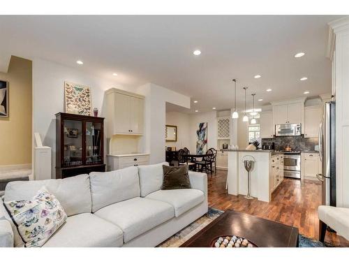 2014 42 Avenue Sw, Calgary, AB - Indoor Photo Showing Living Room