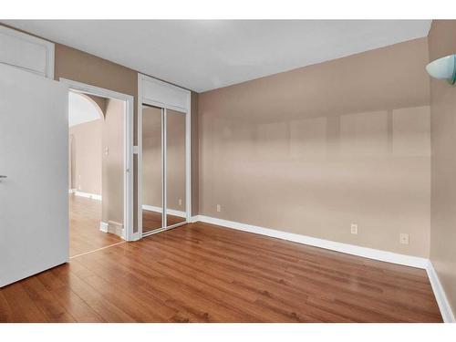 516 32 Avenue Ne, Calgary, AB - Indoor Photo Showing Other Room