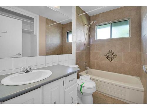 516 32 Avenue Ne, Calgary, AB - Indoor Photo Showing Bathroom