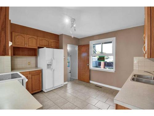 516 32 Avenue Ne, Calgary, AB - Indoor Photo Showing Kitchen With Double Sink