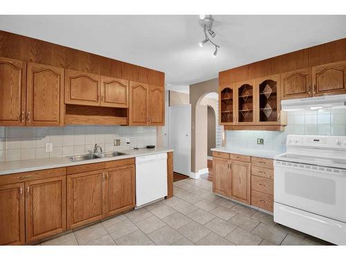 516 32 Avenue Ne, Calgary, AB - Indoor Photo Showing Kitchen With Double Sink