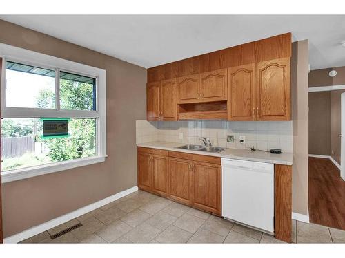 516 32 Avenue Ne, Calgary, AB - Indoor Photo Showing Kitchen With Double Sink