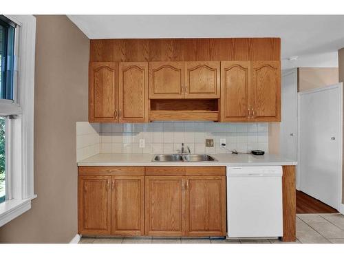 516 32 Avenue Ne, Calgary, AB - Indoor Photo Showing Kitchen With Double Sink