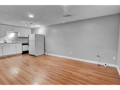 516 32 Avenue Ne, Calgary, AB - Indoor Photo Showing Kitchen