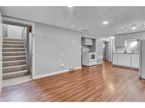 516 32 Avenue Ne, Calgary, AB - Indoor Photo Showing Kitchen