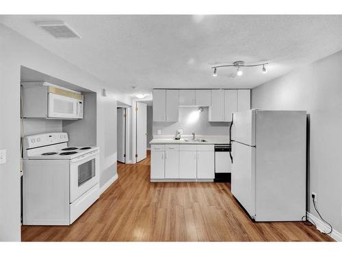 516 32 Avenue Ne, Calgary, AB - Indoor Photo Showing Kitchen