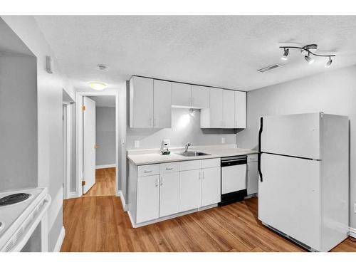 516 32 Avenue Ne, Calgary, AB - Indoor Photo Showing Kitchen