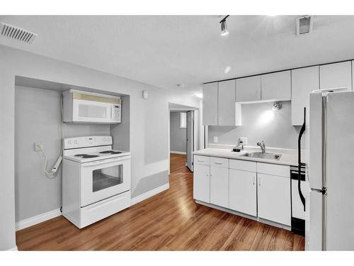 516 32 Avenue Ne, Calgary, AB - Indoor Photo Showing Kitchen