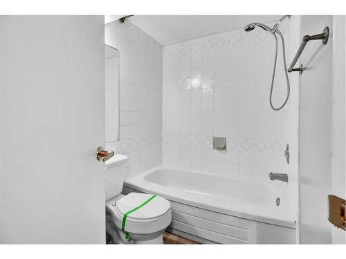 516 32 Avenue Ne, Calgary, AB - Indoor Photo Showing Bathroom