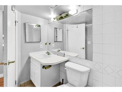 516 32 Avenue Ne, Calgary, AB - Indoor Photo Showing Bathroom