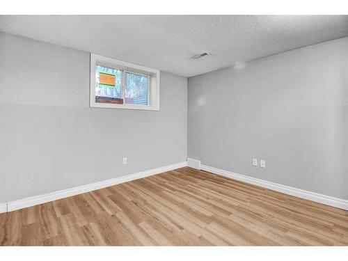 516 32 Avenue Ne, Calgary, AB - Indoor Photo Showing Other Room