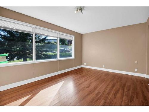 516 32 Avenue Ne, Calgary, AB - Indoor Photo Showing Other Room