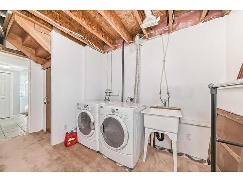 27 Sandarac Villas Nw, Calgary, AB - Indoor Photo Showing Laundry Room