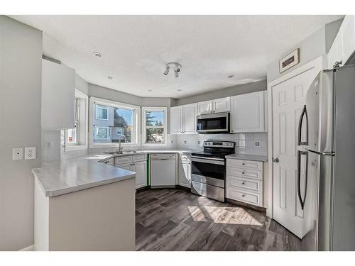 27 Sandarac Villas Nw, Calgary, AB - Indoor Photo Showing Kitchen