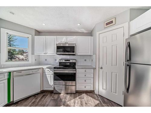 27 Sandarac Villas Nw, Calgary, AB - Indoor Photo Showing Kitchen