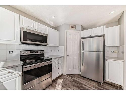 27 Sandarac Villas Nw, Calgary, AB - Indoor Photo Showing Kitchen