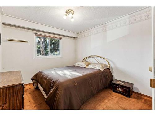 612 Hunterston Bay Nw, Calgary, AB - Indoor Photo Showing Bedroom