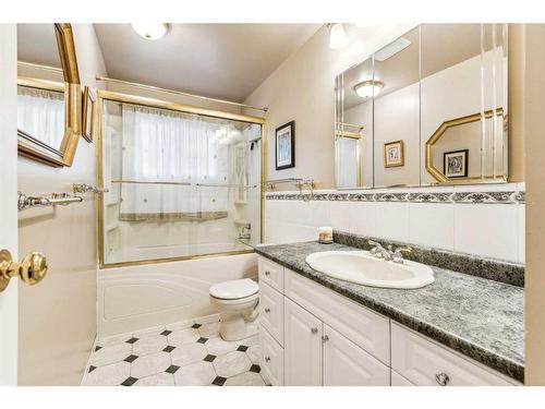 612 Hunterston Bay Nw, Calgary, AB - Indoor Photo Showing Bathroom