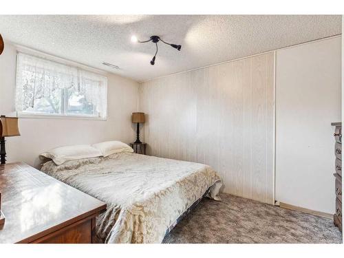 612 Hunterston Bay Nw, Calgary, AB - Indoor Photo Showing Bedroom